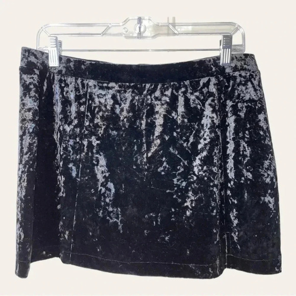 ABOUND CRUSHED VELVET MINI SKIRT SIZE LARGE BLACK IN COLOR - Picture 2 of 4